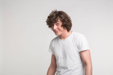 Kopya alanı ile beyaz arka plan üzerinde beyaz gömlek gülümseyen Genç beyaz komik adam