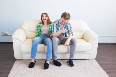 Aile, boş zaman ve ilişkiler kavramı - çift birlikte eğleniyor