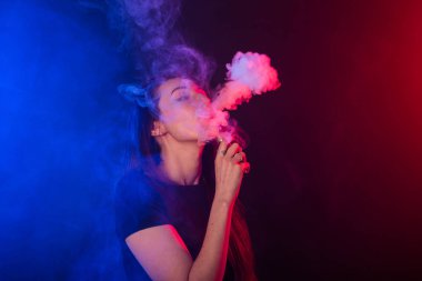 Renkli neon vape veya elektronik sigara duman kız portresi.