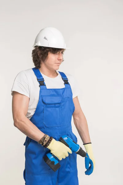 Portrait of handsome builder with skrewdriver on white background — Stock Photo, Image