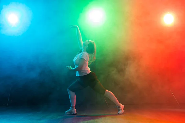 Gente, baile y jazz concepto funk - Mujer joven europea demuestra flexibilidad sobre el fondo de color — Foto de Stock