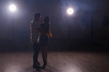 Aktif mutlu yetişkinler dans sınıfında birlikte dans ediyorlar.