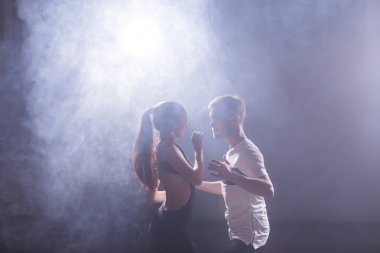 Genç çift Latin dans Bachata, merengue, salsa dans. Dans dersi iki zerafet poz