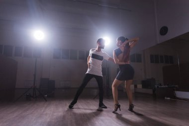Genç çift Latin dans Bachata, merengue, salsa dans. Dans dersi iki zerafet poz