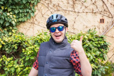 Yakışıklı beyaz öğrenci ile başparmak yukarı - kavramı kişi, eğitim ve yaşam tarzı hakkında