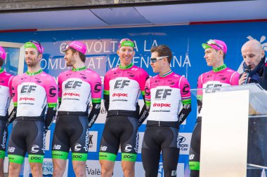 Oropesa Del Mar, İspanya - 31 Ocak 2018: bisikletçiler üzerinde 31 Ocak 2018 Oropesa Del Mar, İspanya La İspanya Bisiklet turu yarıştan önce sunumunu