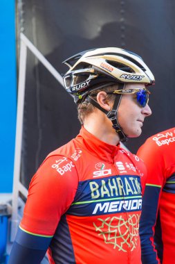 Oropesa Del Mar, İspanya - 31 Ocak 2018: bisikletçiler üzerinde 31 Ocak 2018 Oropesa Del Mar, İspanya La İspanya Bisiklet turu yarıştan önce sunumunu