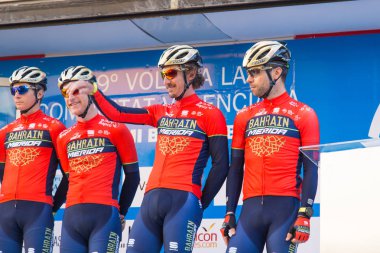 Oropesa Del Mar, İspanya - 31 Ocak 2018: bisikletçiler üzerinde 31 Ocak 2018 Oropesa Del Mar, İspanya La İspanya Bisiklet turu yarıştan önce sunumunu