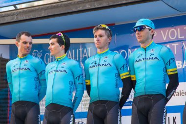 Oropesa Del Mar, İspanya - 31 Ocak 2018: bisikletçiler üzerinde 31 Ocak 2018 Oropesa Del Mar, İspanya La İspanya Bisiklet turu yarıştan önce sunumunu