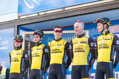 Oropesa Del Mar, İspanya - 31 Ocak 2018: bisikletçiler üzerinde 31 Ocak 2018 Oropesa Del Mar, İspanya La İspanya Bisiklet turu yarıştan önce sunumunu