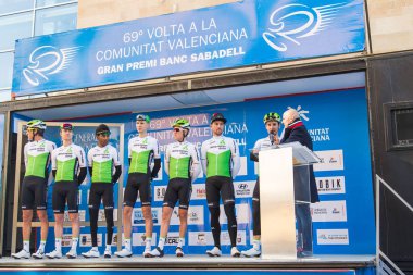 Oropesa Del Mar, İspanya - 31 Ocak 2018: bisikletçiler üzerinde 31 Ocak 2018 Oropesa Del Mar, İspanya La İspanya Bisiklet turu yarıştan önce sunumunu