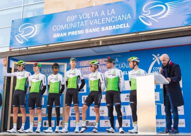 Oropesa Del Mar, İspanya - 31 Ocak 2018: bisikletçiler üzerinde 31 Ocak 2018 Oropesa Del Mar, İspanya La İspanya Bisiklet turu yarıştan önce sunumunu