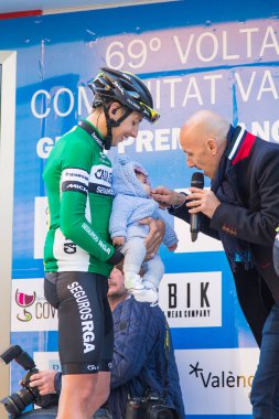 Oropesa Del Mar, İspanya - 31 Ocak 2018: bisikletçiler üzerinde 31 Ocak 2018 Oropesa Del Mar, İspanya La İspanya Bisiklet turu yarıştan önce sunumunu