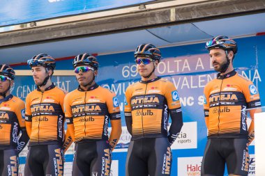 Oropesa Del Mar, İspanya - 31 Ocak 2018: bisikletçiler üzerinde 31 Ocak 2018 Oropesa Del Mar, İspanya La İspanya Bisiklet turu yarıştan önce sunumunu