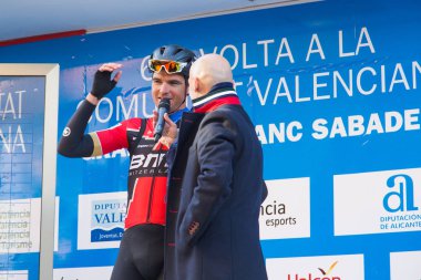 Oropesa Del Mar, İspanya - 31 Ocak 2018: bisikletçiler üzerinde 31 Ocak 2018 Oropesa Del Mar, İspanya La İspanya Bisiklet turu yarıştan önce sunumunu