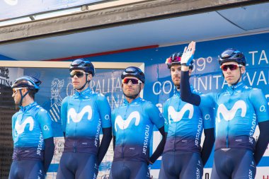 Oropesa Del Mar, İspanya - 31 Ocak 2018: bisikletçiler üzerinde 31 Ocak 2018 Oropesa Del Mar, İspanya La İspanya Bisiklet turu yarıştan önce sunumunu