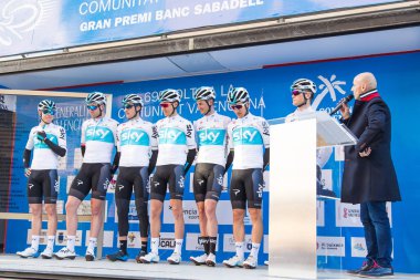 Oropesa Del Mar, İspanya - 31 Ocak 2018: bisikletçiler üzerinde 31 Ocak 2018 Oropesa Del Mar, İspanya La İspanya Bisiklet turu yarıştan önce sunumunu