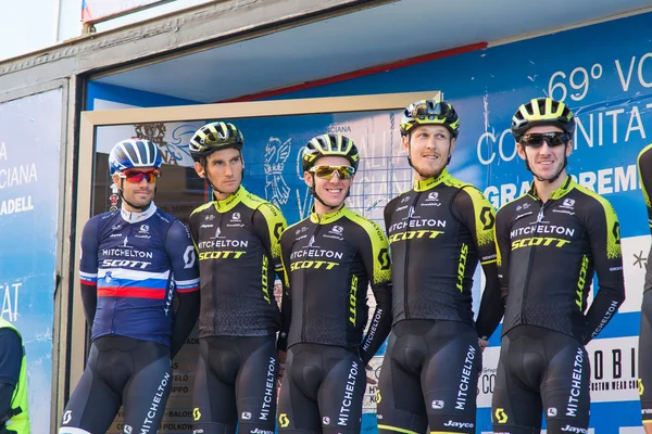 OROPESA DEL MAR, SPAGNA - 31 GENNAIO 2018: presentazione dei ciclisti prima della gara a La Vuelta il 31 gennaio 2018 a Oropesa Del Mar, Spagna — Foto Stock