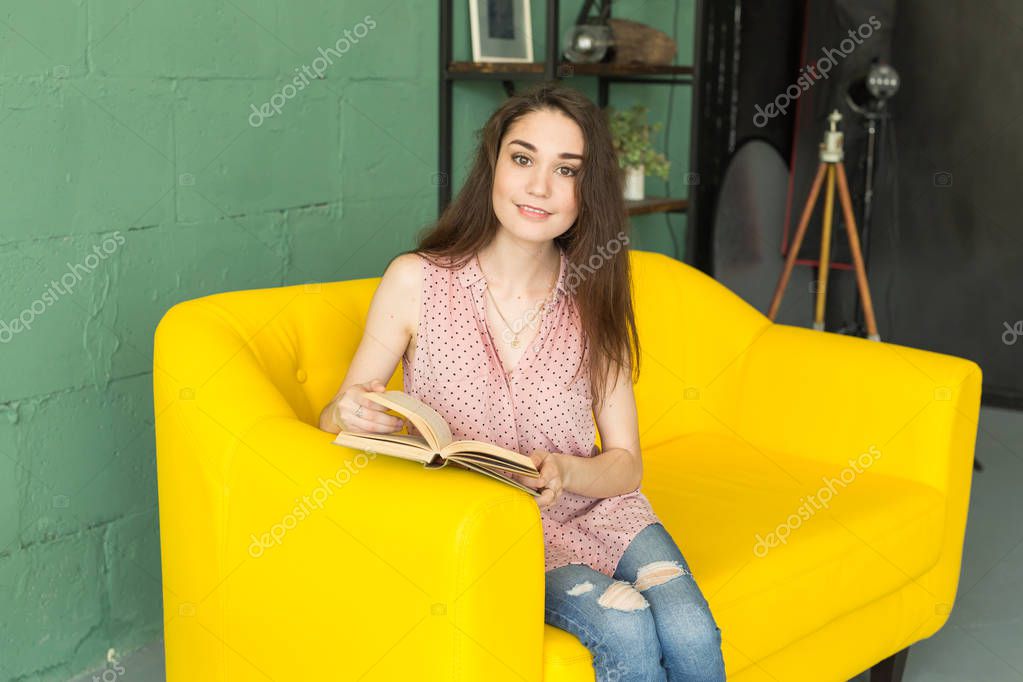 Розовое происшествие на жёлтом диване