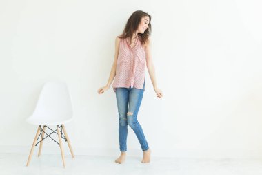 Tam uzunlukta kopya alanı beyaz zemin üzerine genç bayan portresi