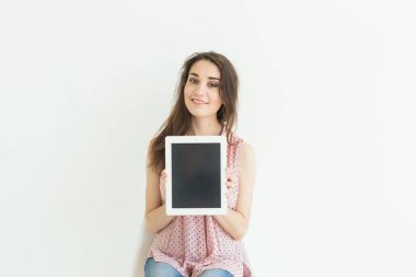 Ekonomi, teknoloji ve insan kavramı - genç kadın gösterilen ekran tablet beyaz arka plan üzerinde boş