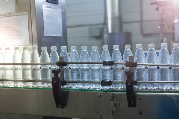 Linea di imbottigliamento acqua per la lavorazione e l'imbottigliamento di acqua minerale pura in piccole bottiglie — Foto Stock