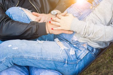 Hamile karnıma dokunmaktan anne elinde yakın çekim