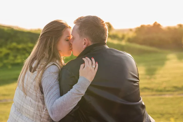 Концепция отношений и чувств - молодая влюбленная пара целуется в осеннем парке — стоковое фото