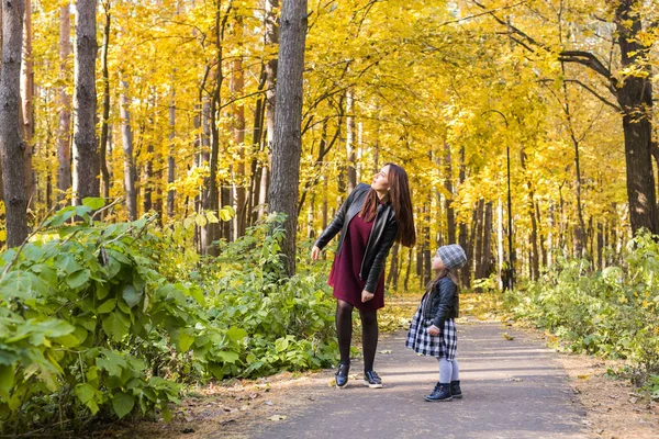Koncepcja osoby, rodziny i rekreacyjne - młoda matka chodzenie z jej córka w jesienny park — Zdjęcie stockowe