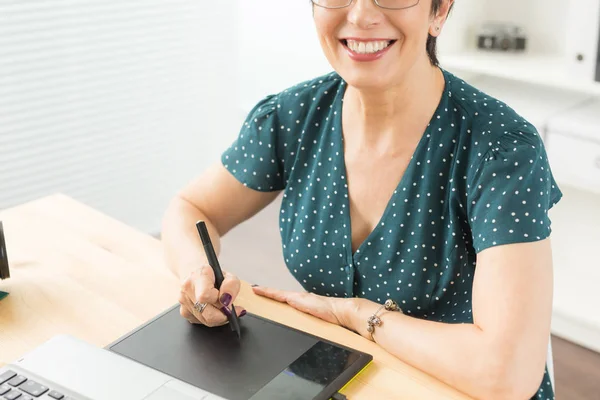 Obchod, technologie a lidé koncept - zblízka šťastná žena pomocí grafického tabletu — Stock fotografie