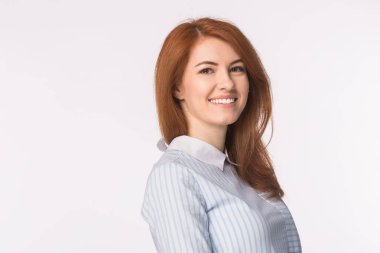 Güzel genç redhead gülümseyen kadın üzerinde beyaz izole