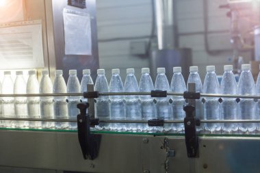 Fabrika - satır işleme ve saf maden suyu küçük şişeleri şişeleme şişeleme su su