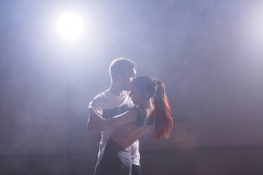 Genç çift Latin dans Bachata, merengue, salsa dans. Dans dersi iki zerafet poz