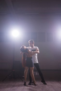 Genç çift Latin dans Bachata, merengue, salsa dans. Dans dersi iki zerafet poz