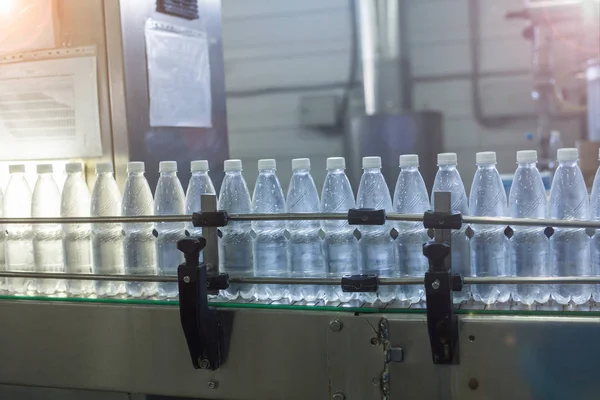 Fábrica de agua Línea de embotellado de agua para procesar y embotellar agua mineral pura en botellas pequeñas — Foto de Stock