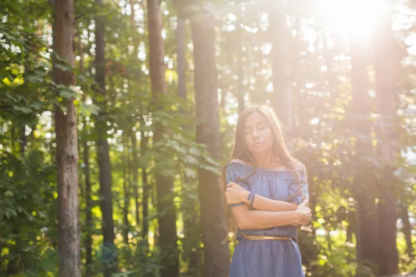 Concepto de naturaleza, verano y gente - Retrato de una joven romántica en el bosque — Foto de Stock