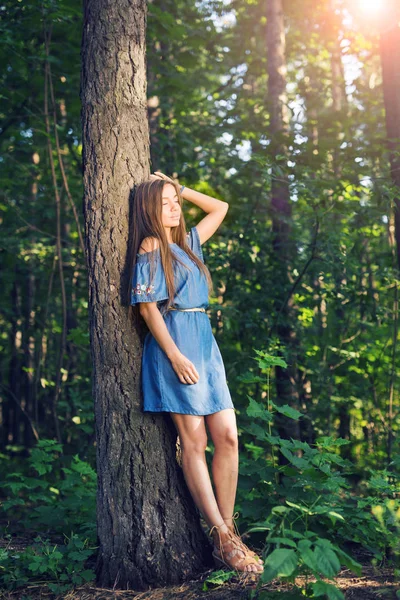 Natur, Sommer und Menschen - junge Frau posiert im grünen Wald — Stockfoto