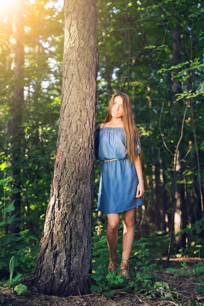 Nature, été et concept de personnes - Portrait de jeune femme romantique en forêt — Photo