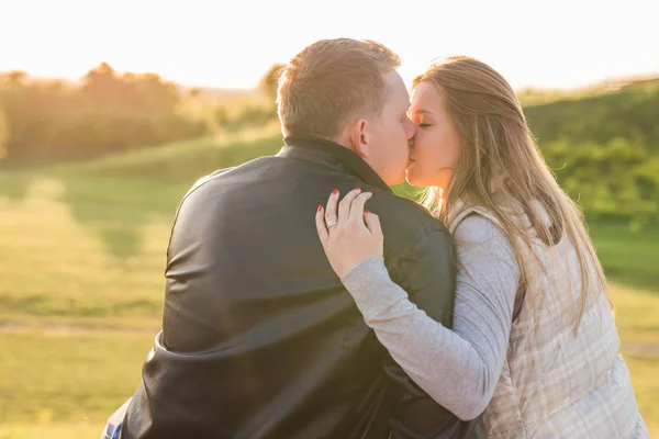 人, 关系和感觉概念-年轻夫妇在爱亲吻秋天公园 — 图库照片