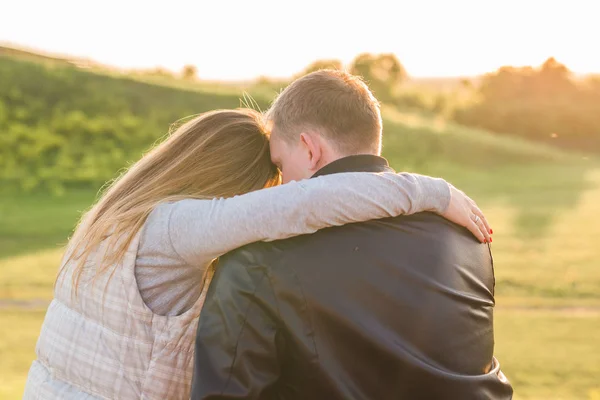 Persone, relazioni e sentimenti concetto - giovane coppia innamorata che si abbraccia nel parco autunnale — Foto Stock