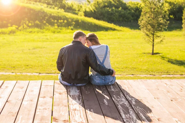 Amor pareja abrazándose en otoño naturaleza espalda vista —  Fotos de Stock