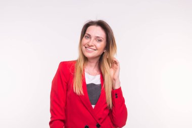 Şık beyaz genç çilli beyaz zemin üzerine kırmızı elbiseli kadın portresi