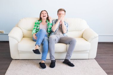 Aile, boş zaman ve ilişkiler kavramı - çift birlikte eğleniyor