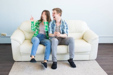 Aile, boş zaman ve ilişkiler kavramı - çift birlikte eğleniyor