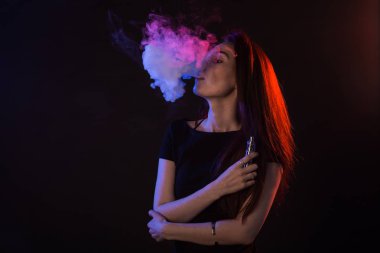 Neon kırmızı ve mavi genç kadın portresi ile vape ya da e-sigara duman