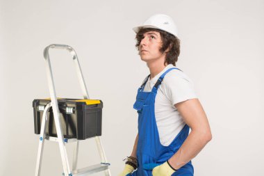 İnşaat, yapı ve işçi kavramı - beyaz kask giymiş beyaz erkek Oluşturucu.