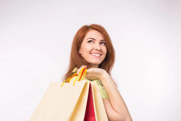 Consumidor, venta y concepto de personas - Estilo mujer pelirroja sosteniendo bolsas de compras — Foto de Stock