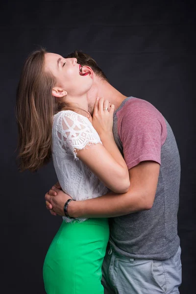 Pareja joven enamorada abrazándose. Concepto de amantes — Foto de Stock