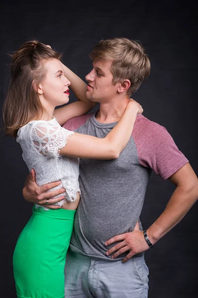 Aşıklar birbirlerine siyah arka plan üzerine öpüşme — Stok fotoğraf