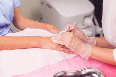 kozmetik ve güzellik kavramı - Anti-yaş enjeksiyon tedavisi, el gençleştirme